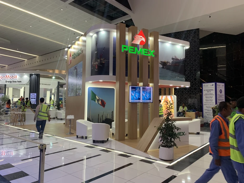 PEMEX — Head-on: the wooden slats, the screens and the flag