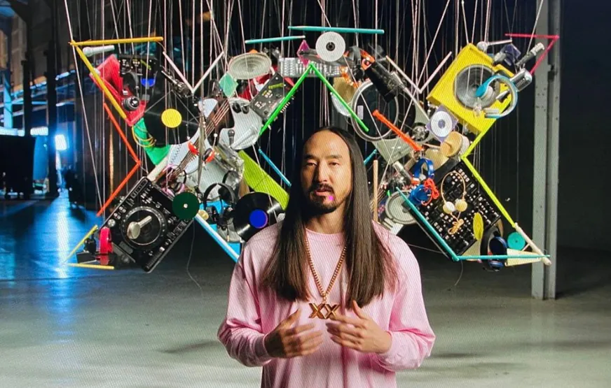 XX LAGER — Steve Aoki in front of the piece, from the exact spot